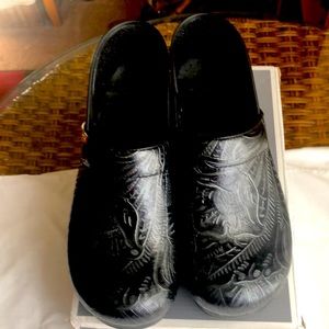 NIB Dansko Professional Tooled black size 40.